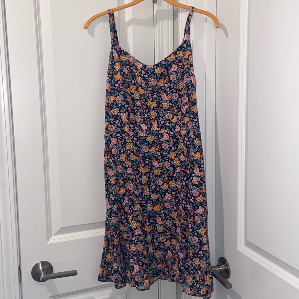 OLD NAVY SEXY FLORAL RUFFLE HEM DRESS SIZE MEDIUM💐🩷💐